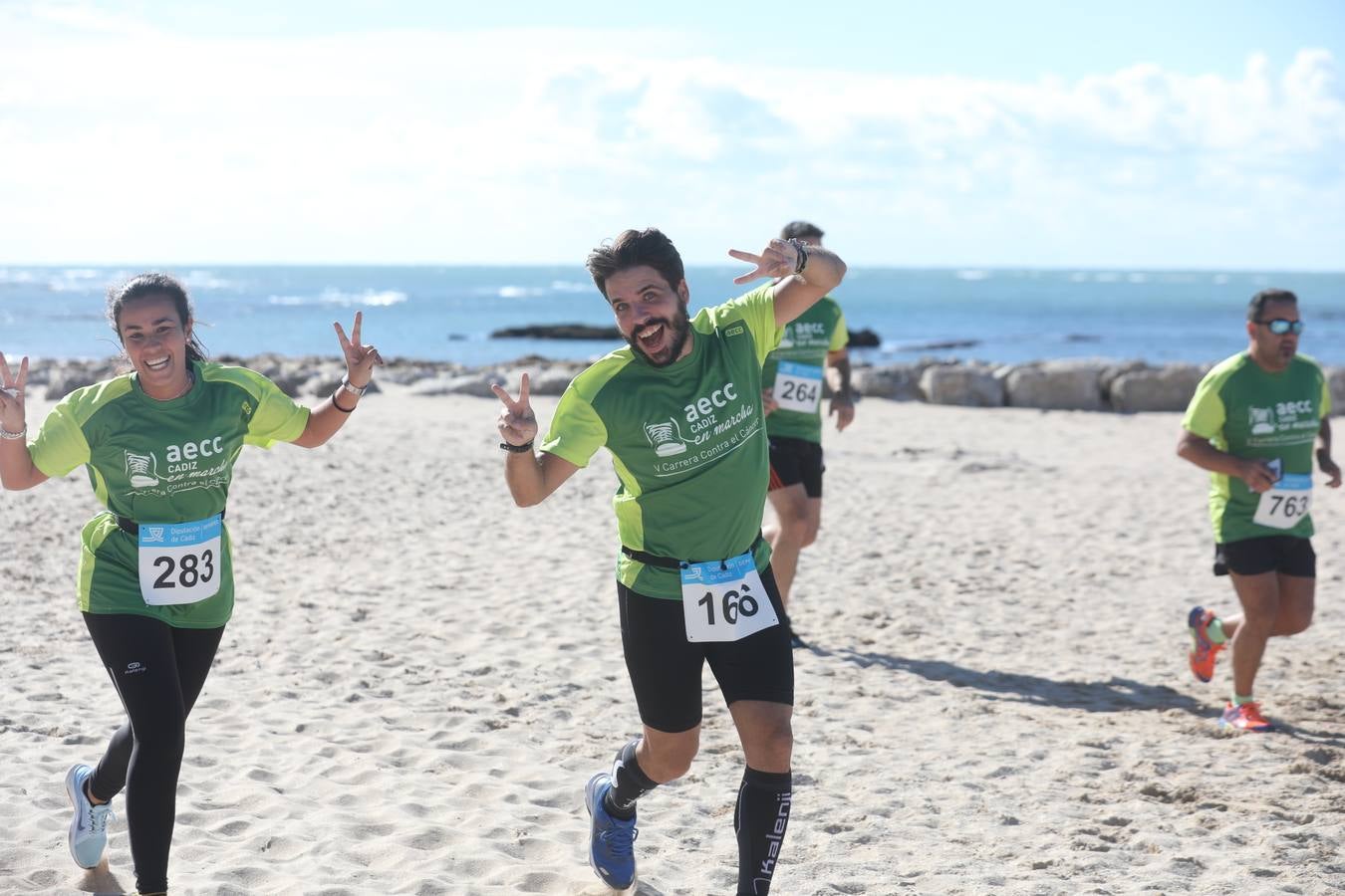 La marcha verde contra el cáncer conquista la playa gaditana